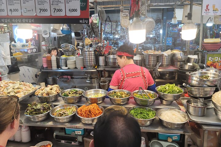 Small Group Seoul Highlight Tour opt. Hanbok & Tea Ceremony