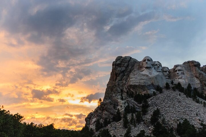 Mt Rushmore Night Ceremony and Tour - with Tunnels and Stargazing