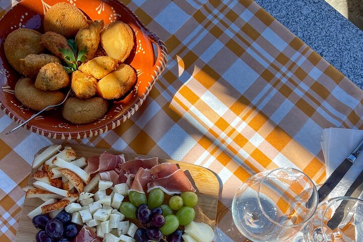 Best of the Douro in a Day: Boat, Wine and Family Lunch