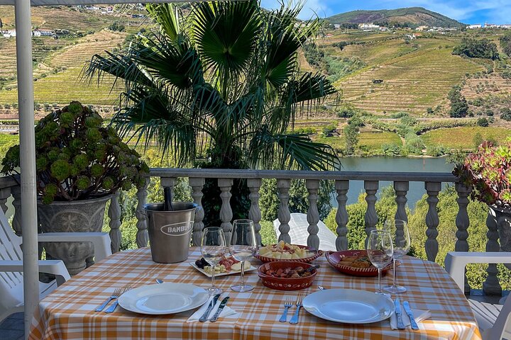 Best of the Douro in a Day: Boat, Wine and Family Lunch