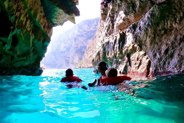 3-hour private boat tour of the island of Capri