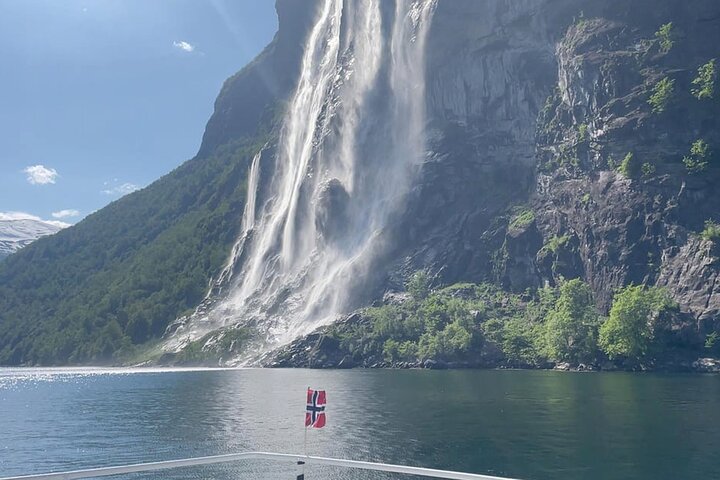 Geiranger Fjord Tour with Waterfall Tasting