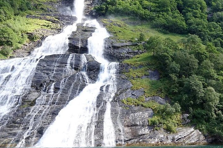 Geiranger Fjord Tour with Waterfall Tasting