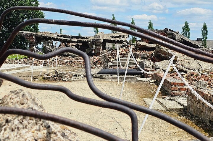 Krakow to Auschwitz Birkenau Guided Tour with Transfer and Ticket