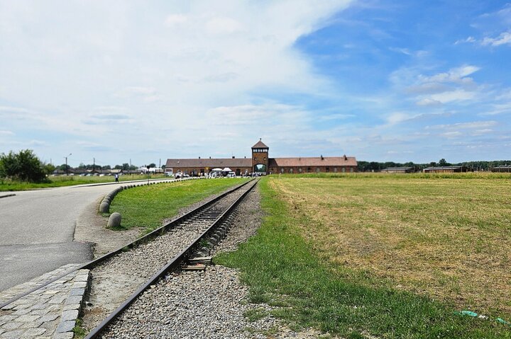 Krakow to Auschwitz Birkenau Guided Tour with Transfer and Ticket