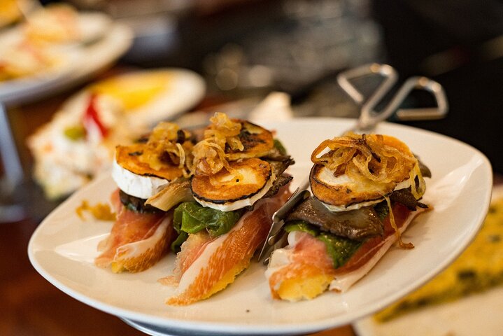 Pintxo tour and D.O wines in San Sebastian