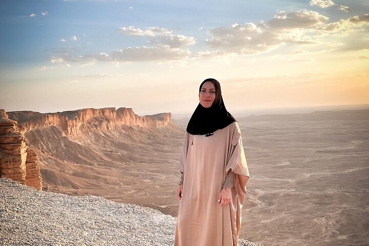Edge of the World Riyadh Tour with Camel Ride, Bat Cave & Dinner