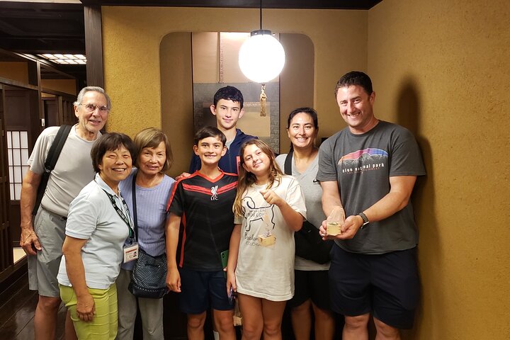 Kanazawa Night Tour with Local Meal and Drinks