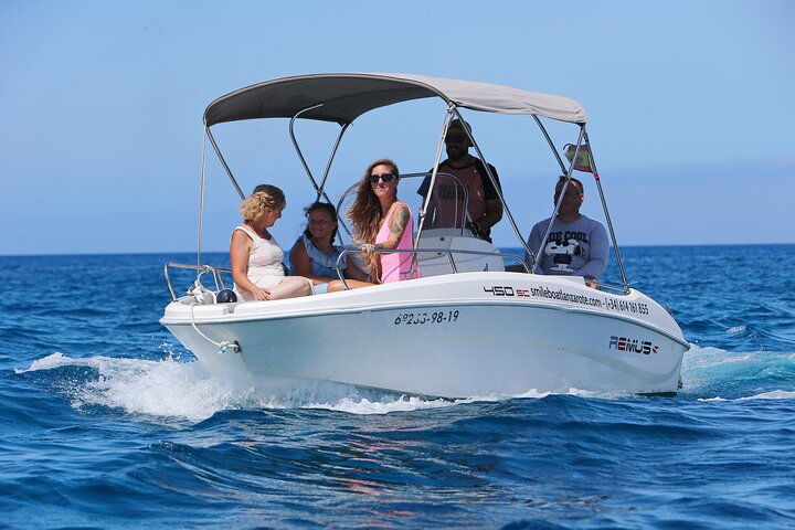 Self drive Boat Hire in Playa Blanca for 5 People