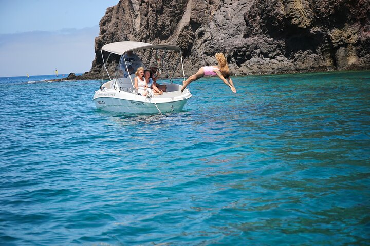 Self drive Boat Hire in Playa Blanca for 5 People