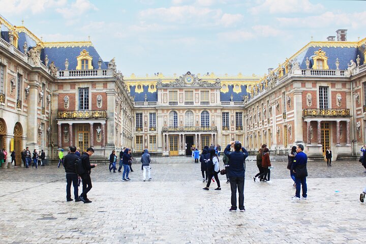 Paris-Versailles Roundtrip in a Van with tickets
