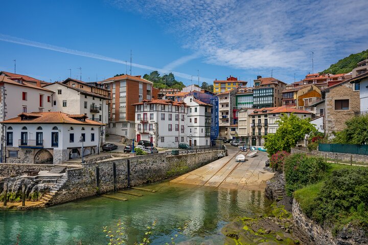 Bilbao: Gaztelugatxe, Bermeo, Mundaka and Gernika with Txakoli