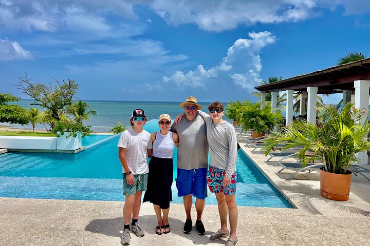 Roatán Island Tour: Sloth & Monkey Park, Rum, and Chocolate