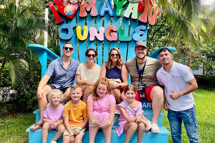 Roatán Island Tour: Sloth & Monkey Park, Rum, and Chocolate