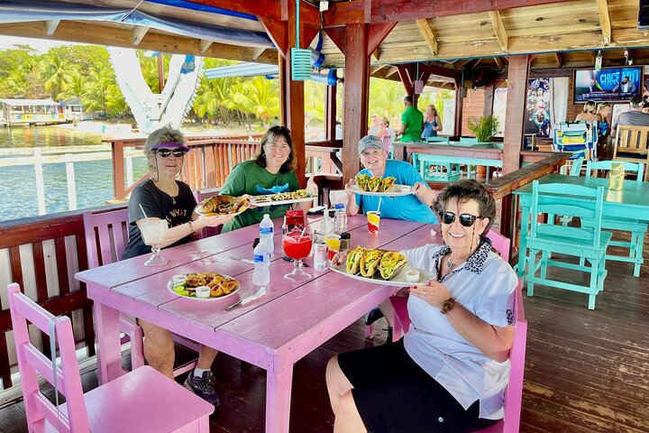 Roatán Island Tour: Sloth & Monkey Park, Rum, and Chocolate