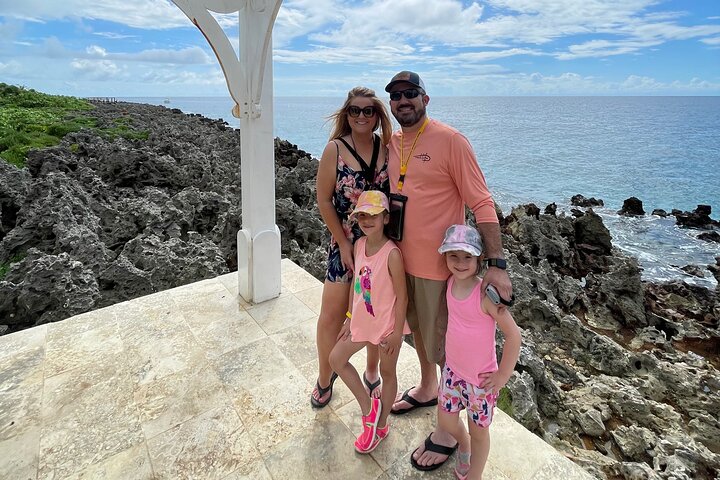 Roatán Island Tour: Sloth & Monkey Park, Rum, and Chocolate