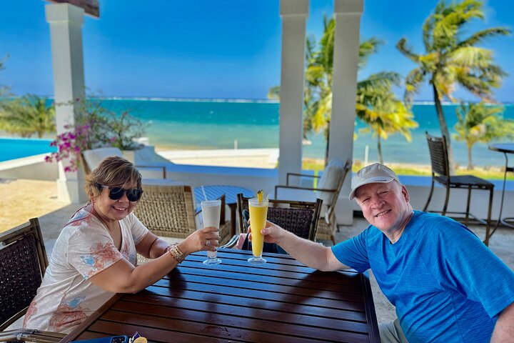 Roatán Island Tour: Sloth & Monkey Park, Rum, and Chocolate