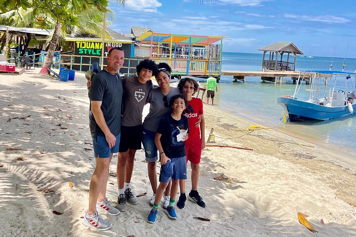 Roatán Island Tour: Sloth & Monkey Park, Rum, and Chocolate