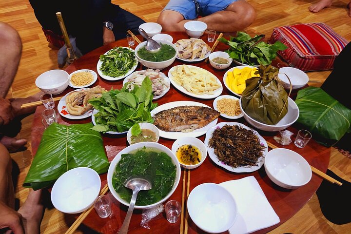Motorbike Tour: Dien Bien Phu Food & Cultural Night Experience