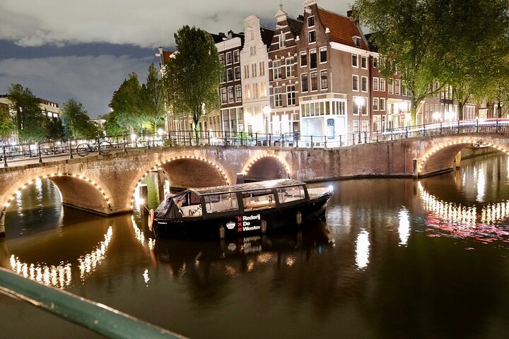 Amsterdam Small-Group Canal Cruise Including Snacks and Drinks