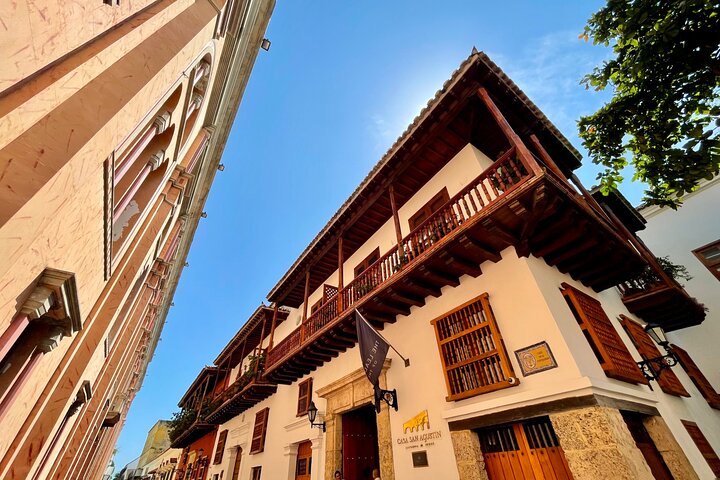 Walking tour of the magical city of Cartagena.