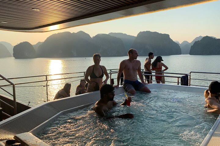 Cat Ba Island: Full-day Tour Lan Ha Bay with Luxury Cruise