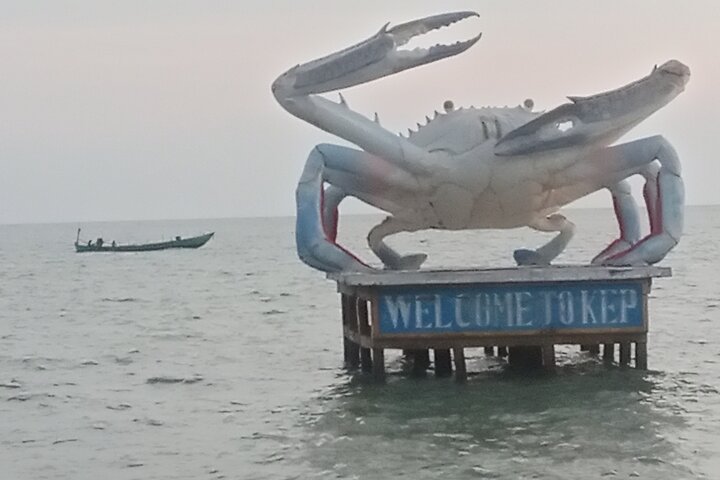 KAMPOT: Pepper farm. Cave. Secret Lake. Kep Crab market & Salt..