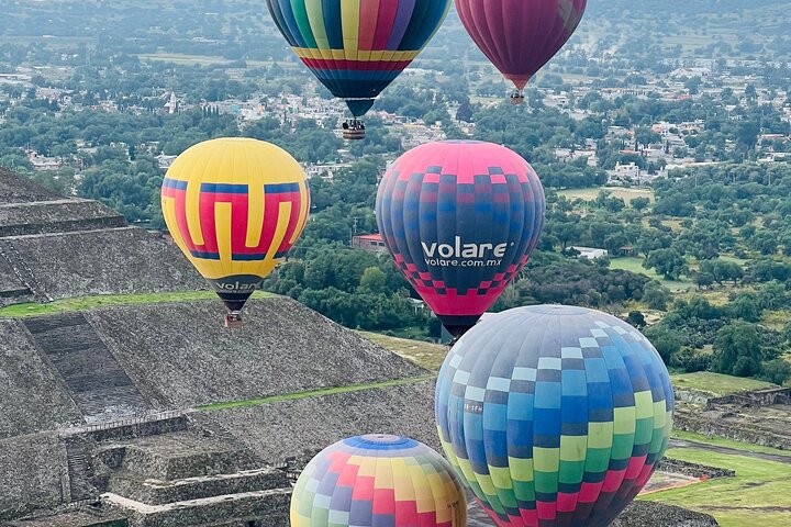 Balloon flight + pick up in CDMX + Breakfast in Cave + Pyramids