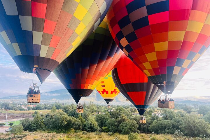 Balloon flight + pick up in CDMX + Breakfast in Cave + Pyramids