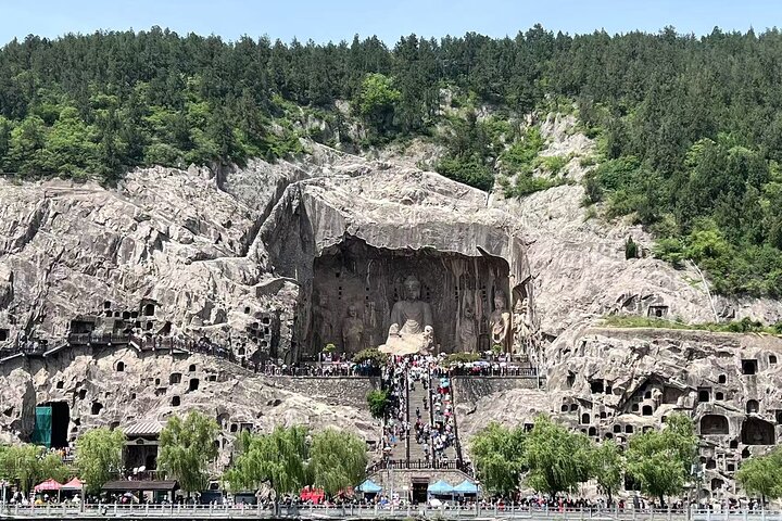Private tour to Longmen Grottoes and Shaolin from Xi'an by train