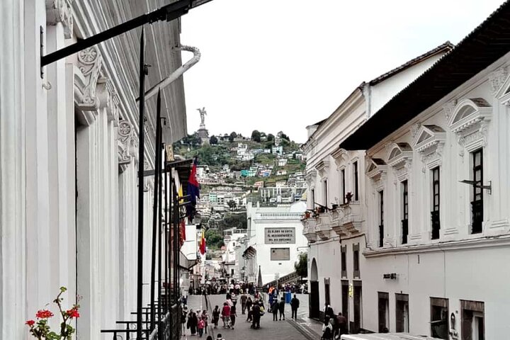 PRIVATE City Tour: Quito Colonial, Half the World and Cable Car
