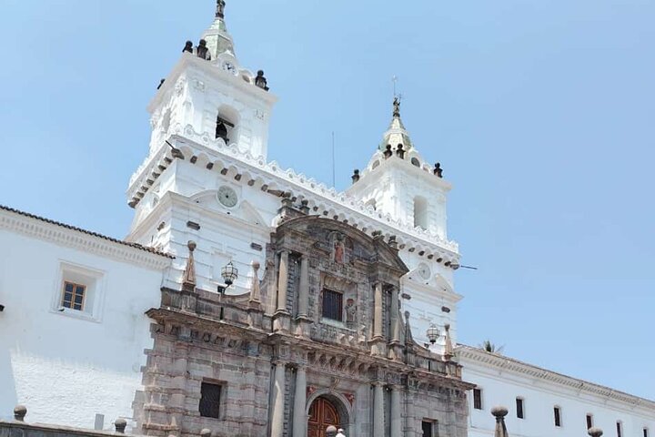 PRIVATE City Tour: Quito Colonial, Half the World and Cable Car
