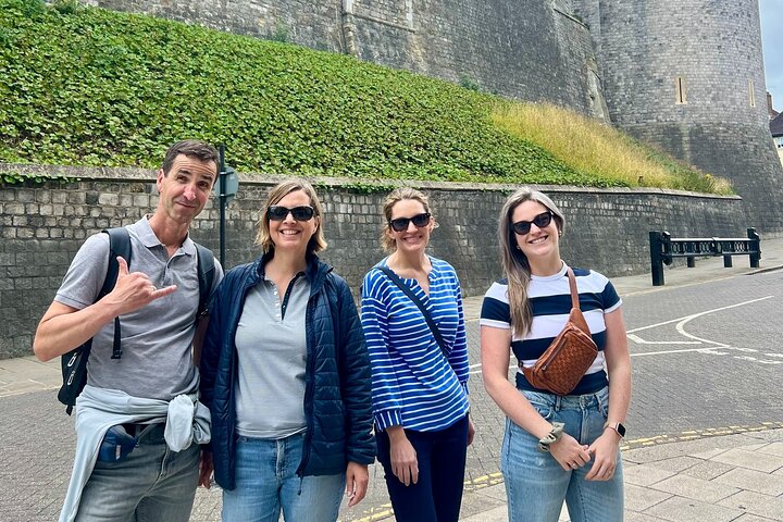 Private Tour of Windsor Town with Skip-the-Line Castle Tickets
