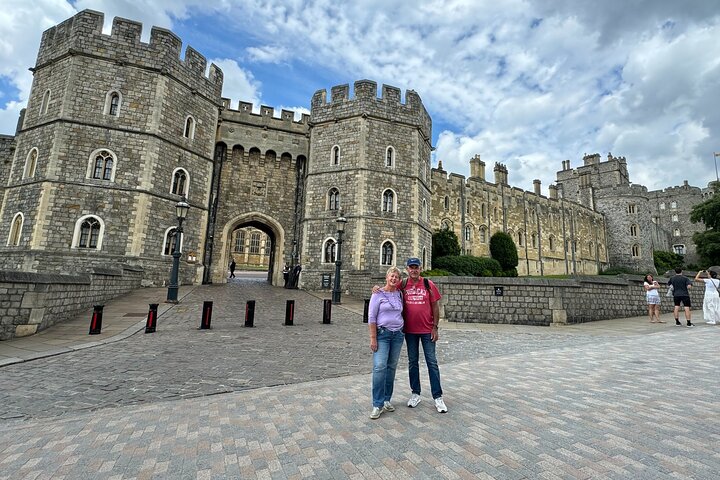 Private Tour of Windsor Town with Skip-the-Line Castle Tickets