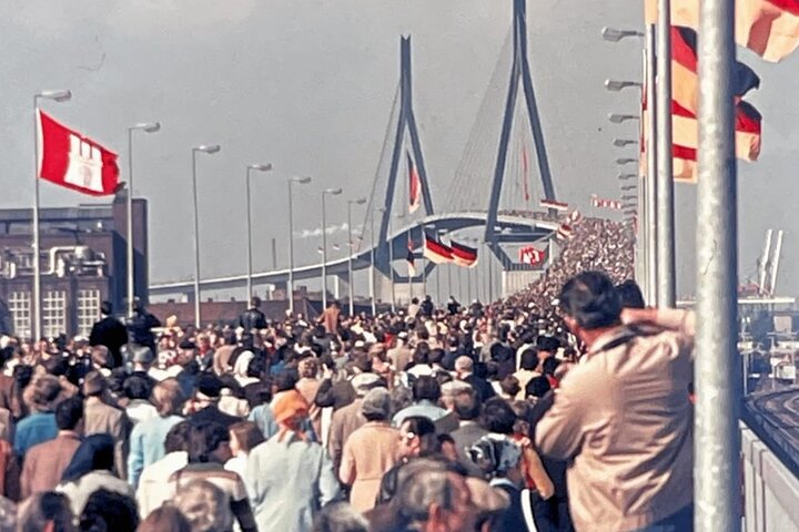 Your private 3-hour Hamburg driving tour with a former policeman