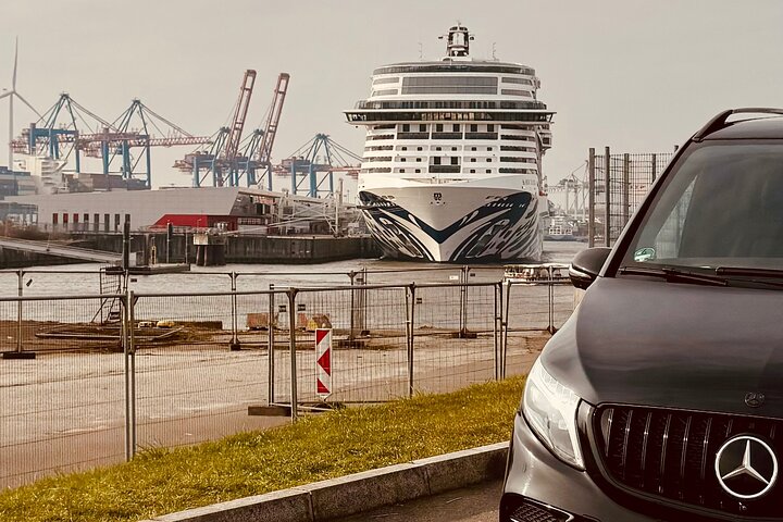 From Kiel: private Hamburg 6hour-Tour with a former Policeman