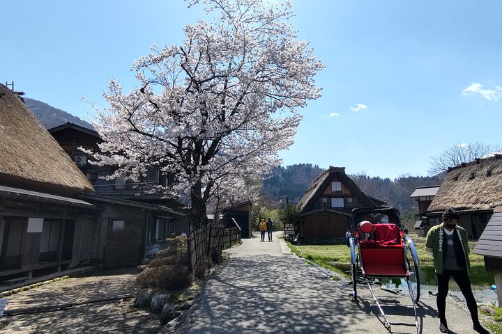 [One-day bus tour departing from Kanazawa Station] Shirakawa-go and Gokayama - Two World Heritage Villages Enjoyable Bus Tour