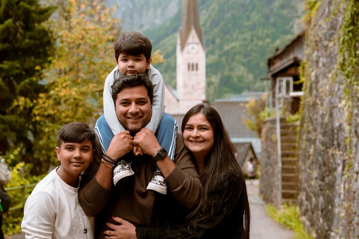 Private Vacation Photoshoot with Photographer in Hallstatt