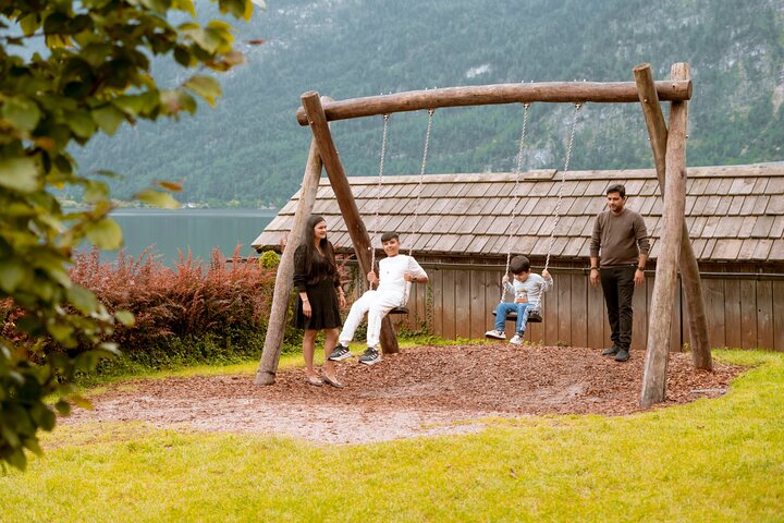 Private Vacation Photoshoot with Photographer in Hallstatt