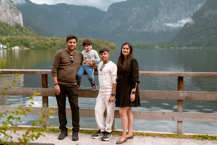 Private Vacation Photoshoot with Photographer in Hallstatt