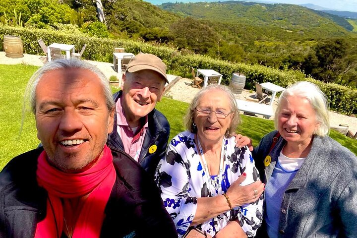 Auckland: Waiheke Island Wine Tour + Tastings & Beachfront Lunch