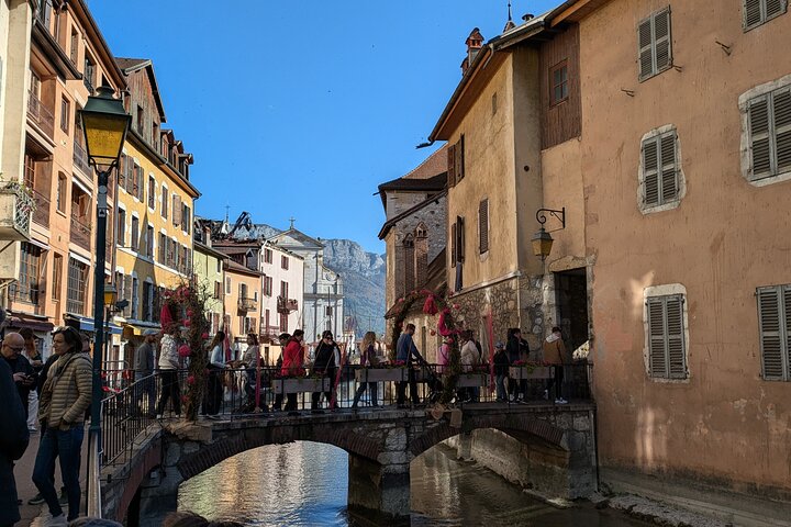 Pérouges & Annecy Private Day Trip with Food Tasting from Lyon
