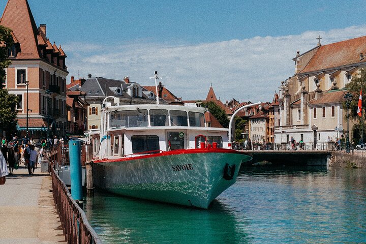 Pérouges & Annecy Private Day Trip with Food Tasting from Lyon