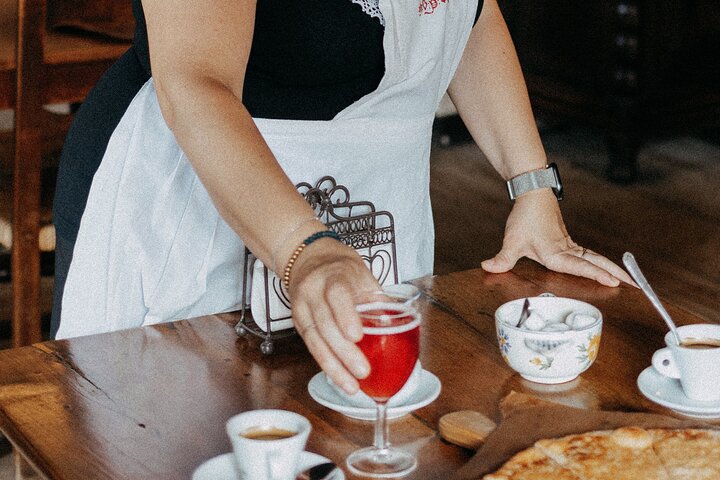 Pérouges & Annecy Private Day Trip with Food Tasting from Lyon