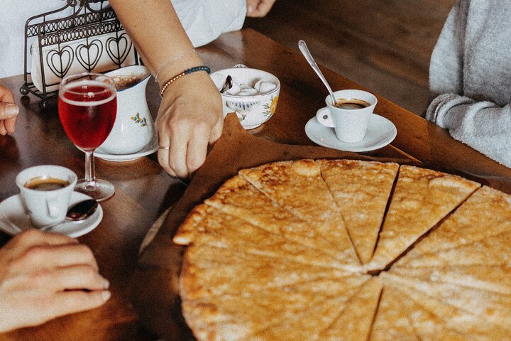 Pérouges & Annecy Private Day Trip with Food Tasting from Lyon