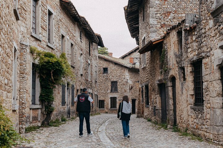 Pérouges & Annecy Private Day Trip with Food Tasting from Lyon