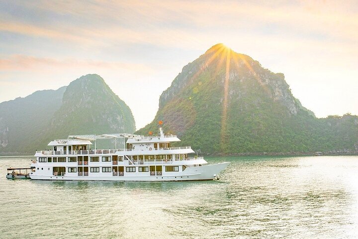 2-Day Ha Long-Lan Ha Bay-Bai Tu Long Bay 5 Star Cruises & Balcony