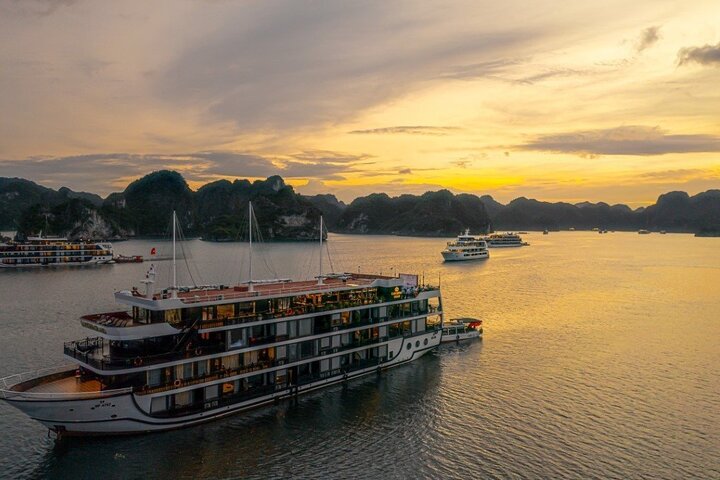 2-Day Ha Long-Lan Ha Bay-Bai Tu Long Bay 5 Star Cruises & Balcony