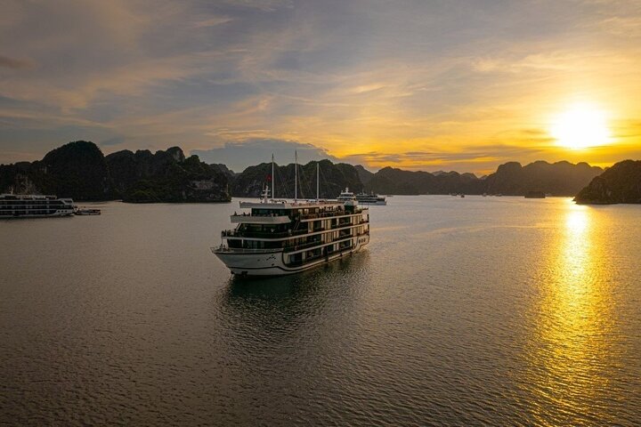 2-Day Ha Long-Lan Ha Bay-Bai Tu Long Bay 5 Star Cruises & Balcony