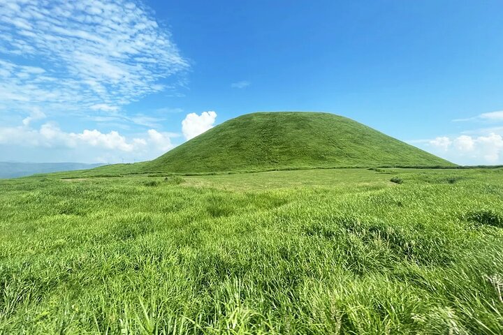 Kumamoto Castle Kusasenri and Aso Crater Tour in Fukuoka/Kumamoto